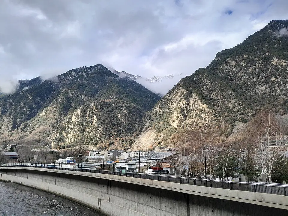 Andorra la Vella y el valle de los Pirineos