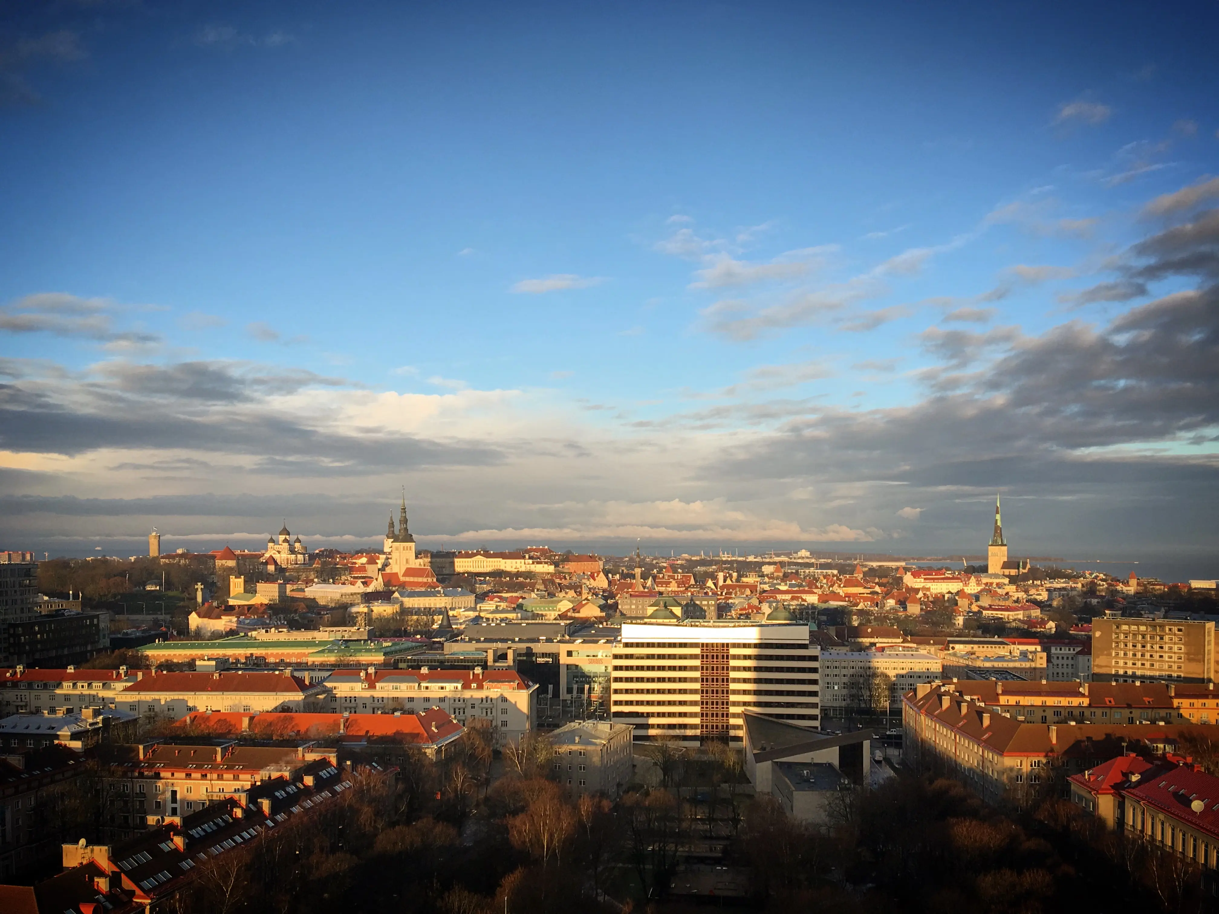 Skyline de Tallin con centro histórico y distrito empresarial, Estonia