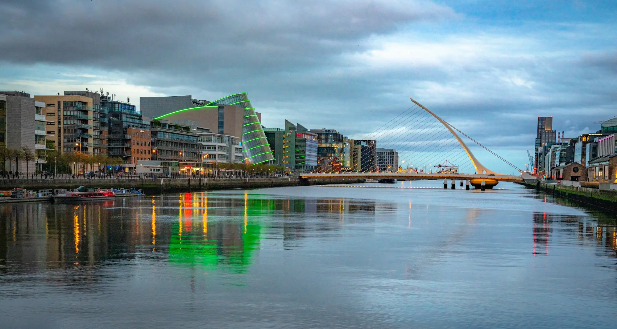 Samuel Beckett Bridge y skyline moderno de Dublín junto al río Liffey