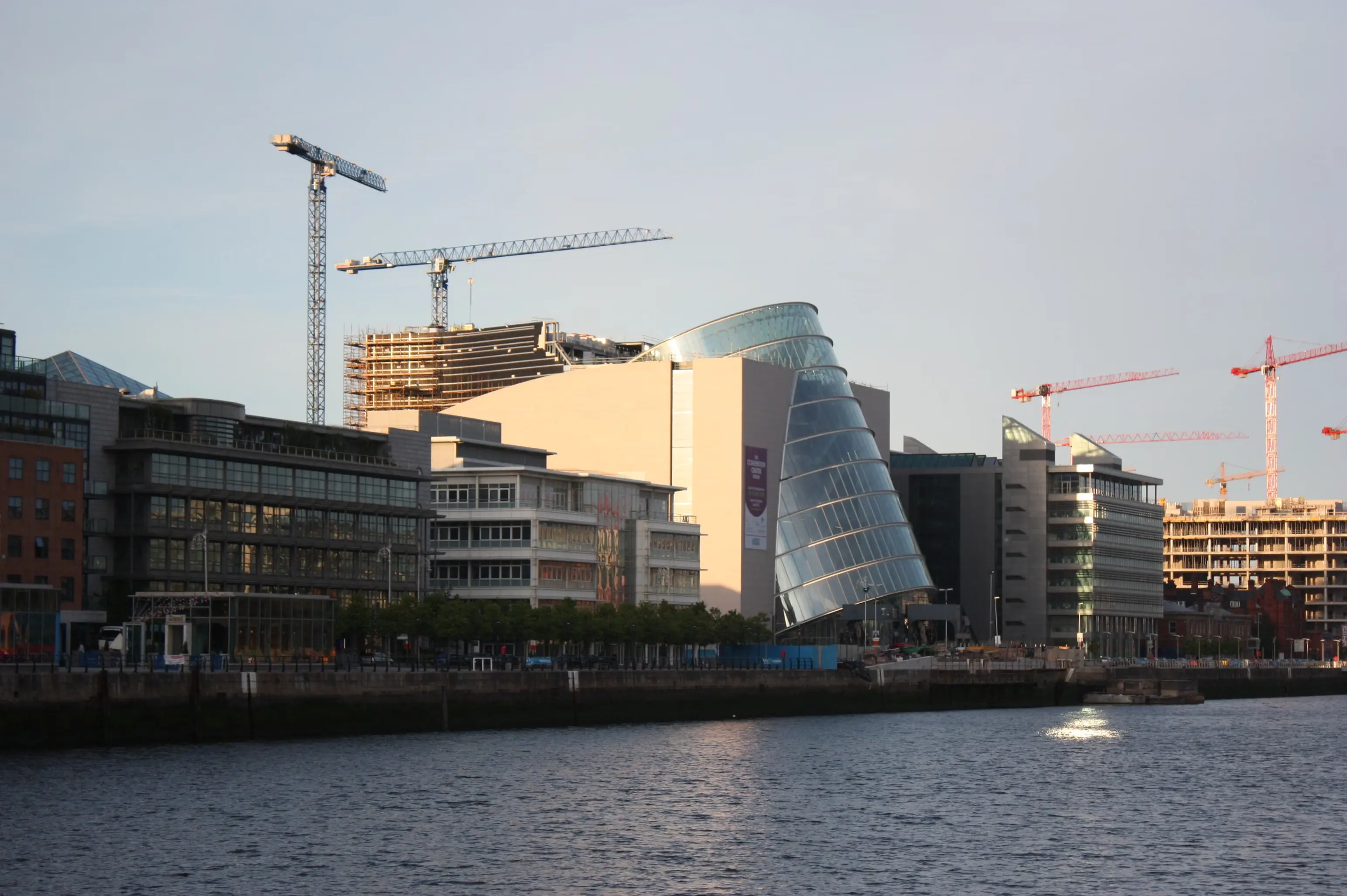 Docklands de Dublín y edificios empresariales junto al río Liffey