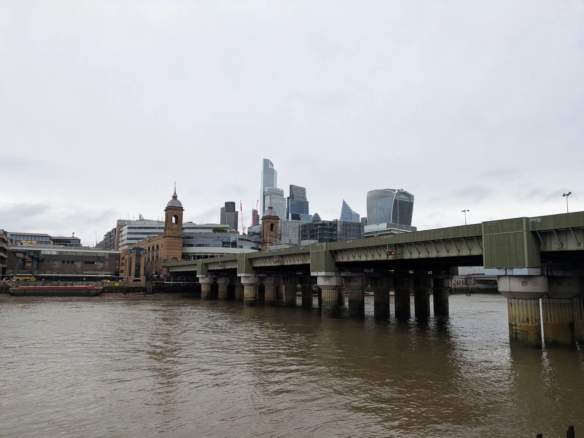 Skyline de Londres junto al río Támesis, Reino Unido