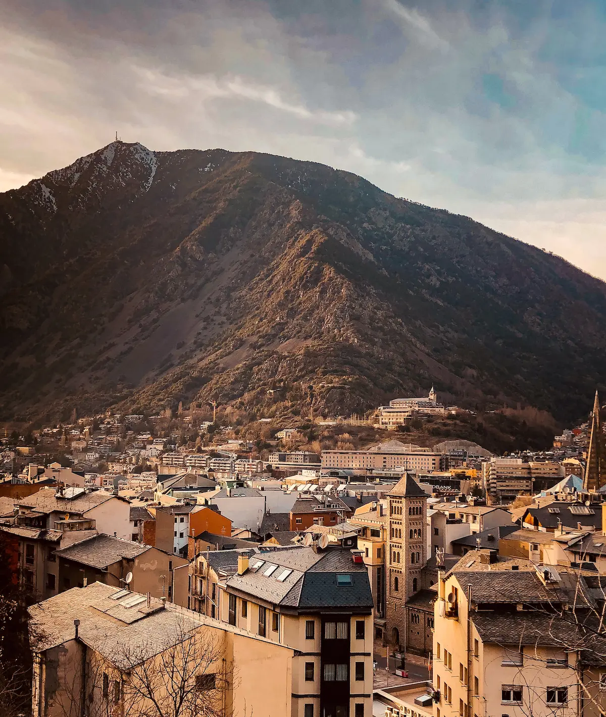 Vida en Andorra la Vella entre montañas